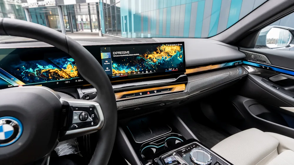 BMW i5 touring ajotila valaistus expressive 2025