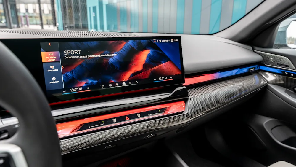 BMW i5 touring ajotila valaistus sport 2025
