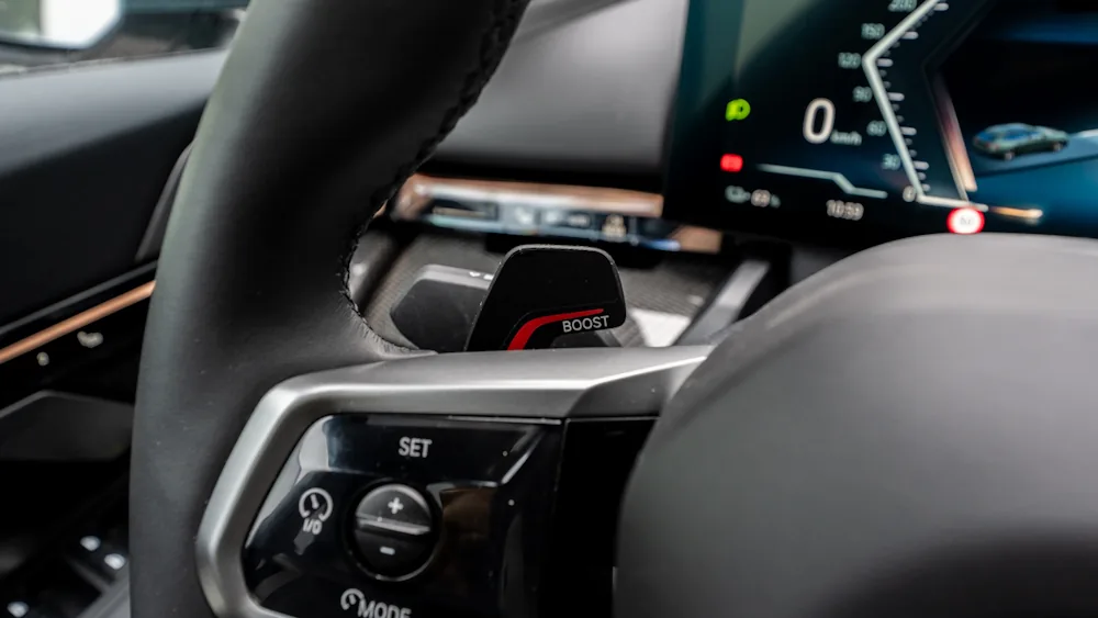 BMW i5 touring boost ohjauspyora 2025