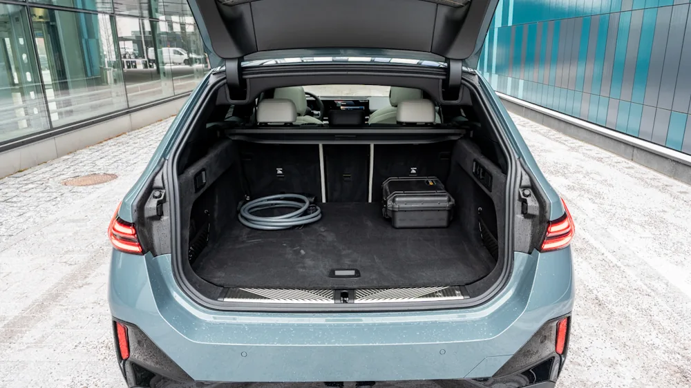 BMW i5 touring boot 2025