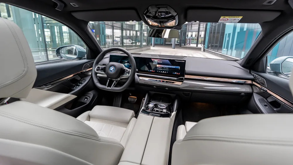 BMW i5 touring cabin 2025