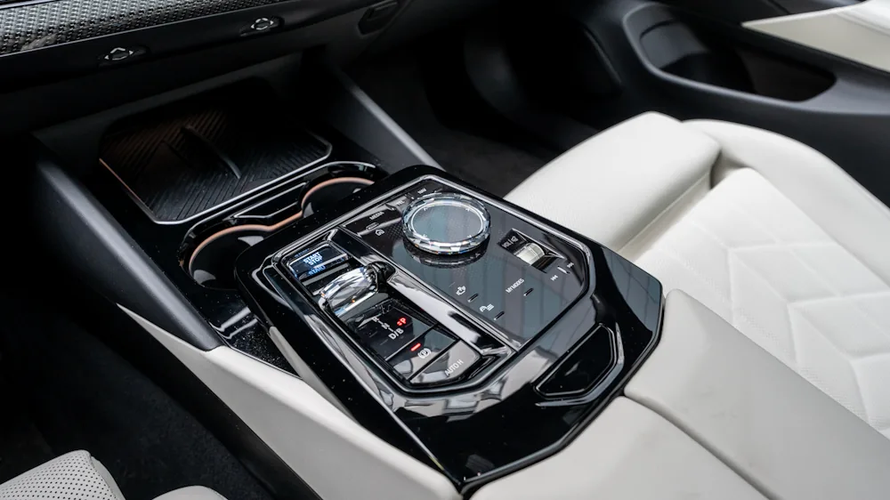 BMW i5 touring centre console idrive 2025