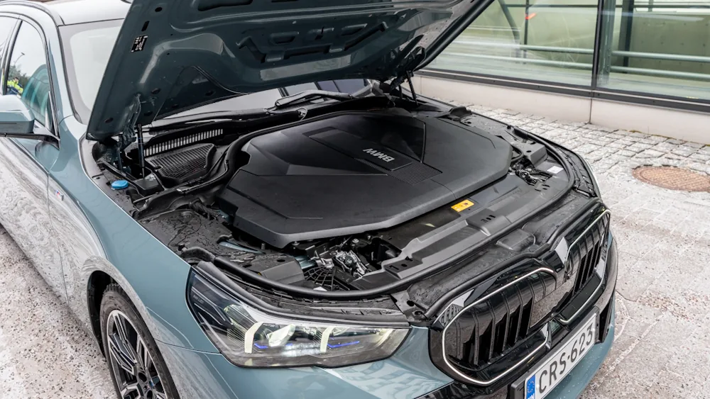 BMW i5 touring etusailytystila puuttuu 2025