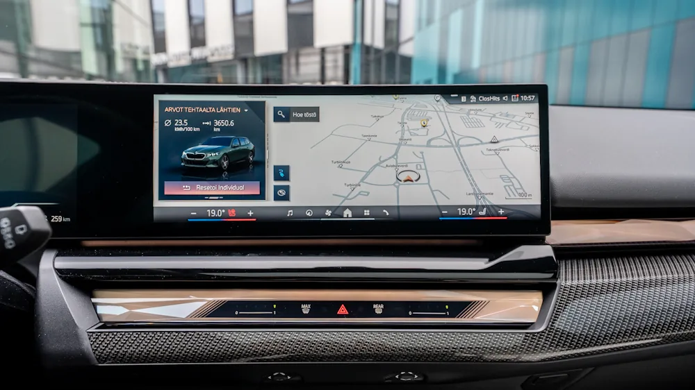 BMW i5 touring infotainment 2025
