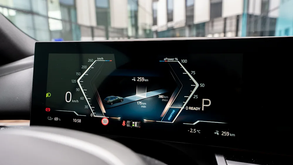 BMW i5 touring instrument cluster 2025