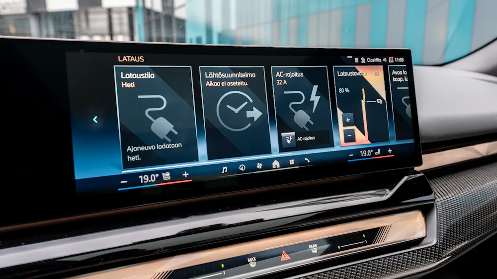 BMW i5 touring latausvalikko 2025