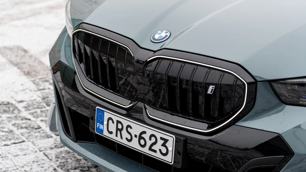 BMW i5 touring munuaiset valaistu 2025