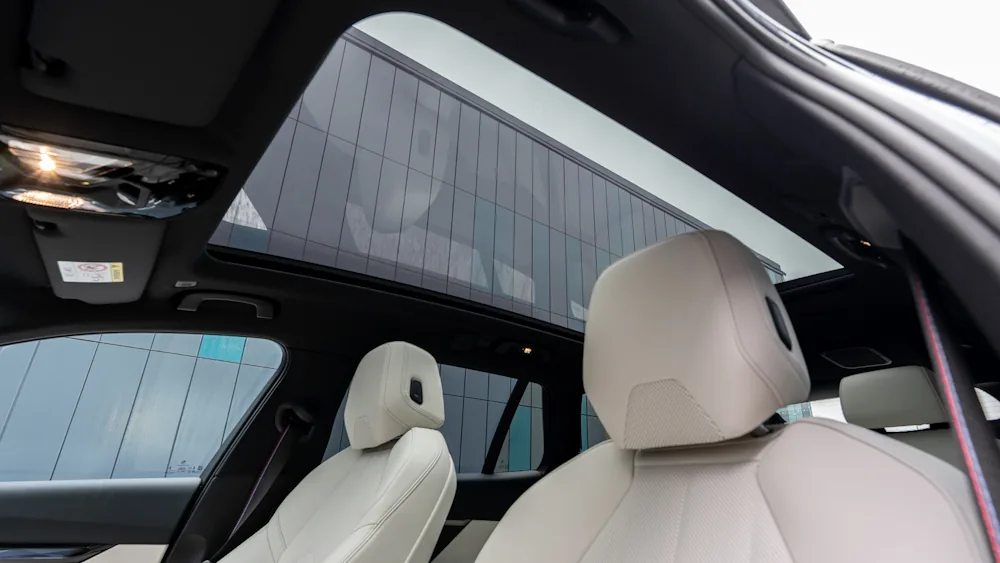 BMW i5 touring panorama roof window 2025