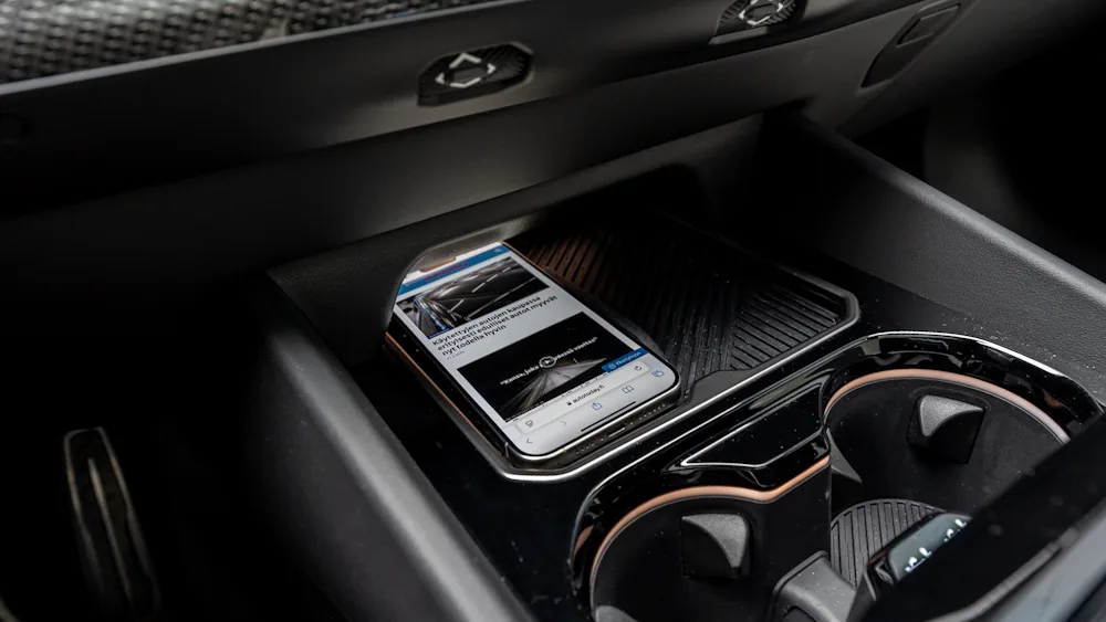 BMW i5 touring phone charging 2025