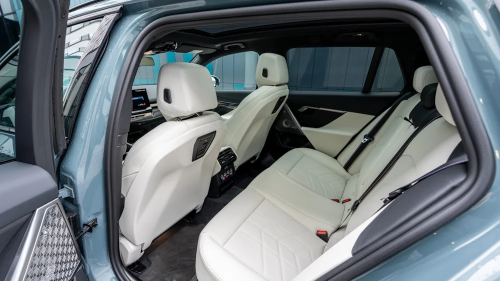 BMW i5 touring rear seats 2025