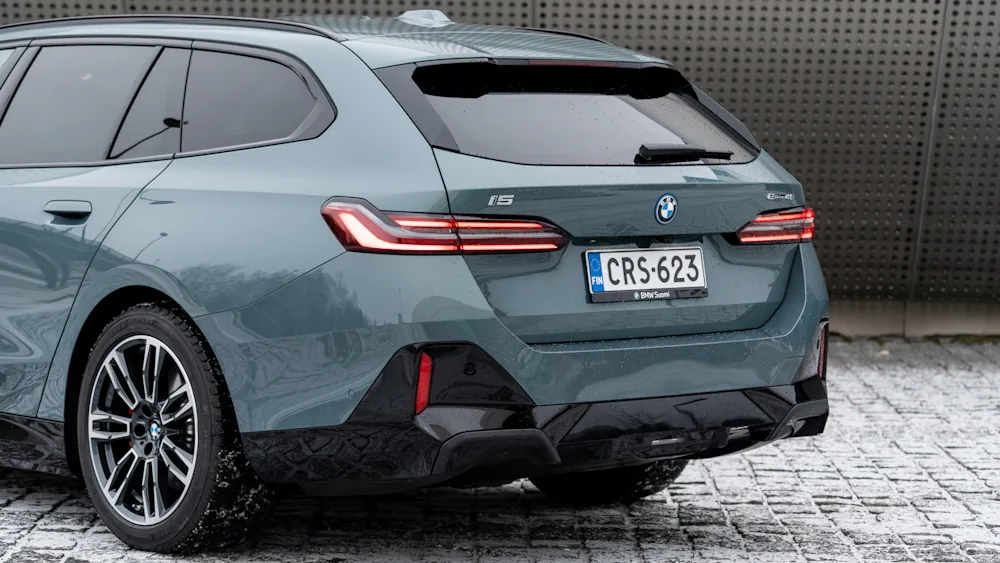 BMW i5 touring takapuskuri 2025