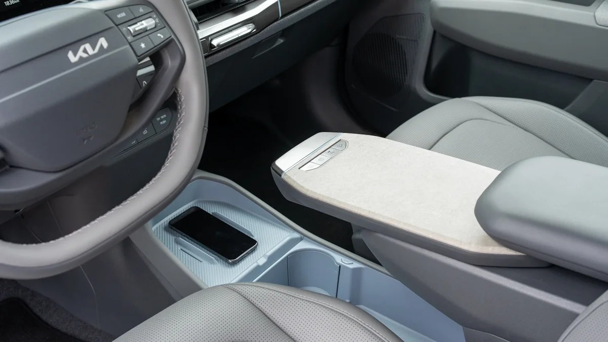 KIA EV3 centre console sailytystila 2025