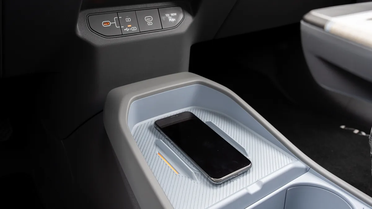 KIA EV3 phone lataustelakka 2025