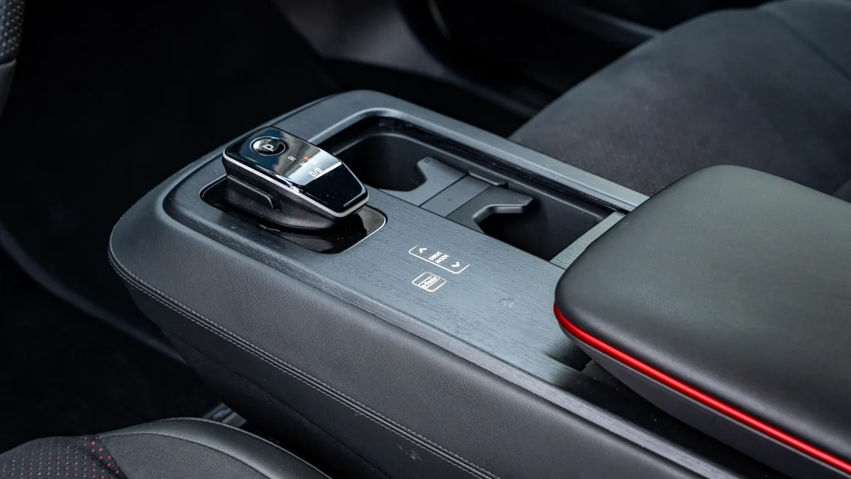 Nissan ariya nismo armrest vaihdevipu 2025