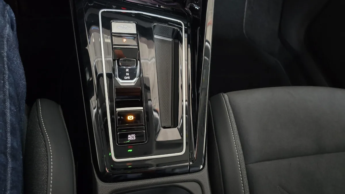 Volkswagen golf ehybrid 2025 centre console