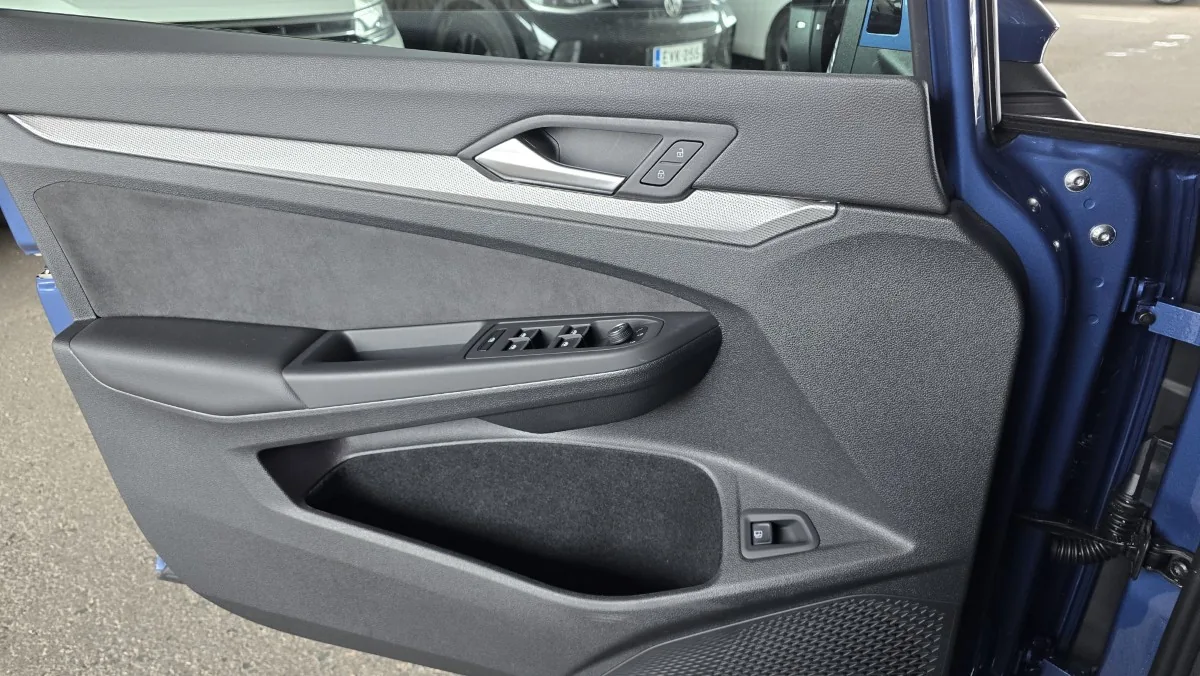 Volkswagen golf ehybrid 2025 ovipaneeli