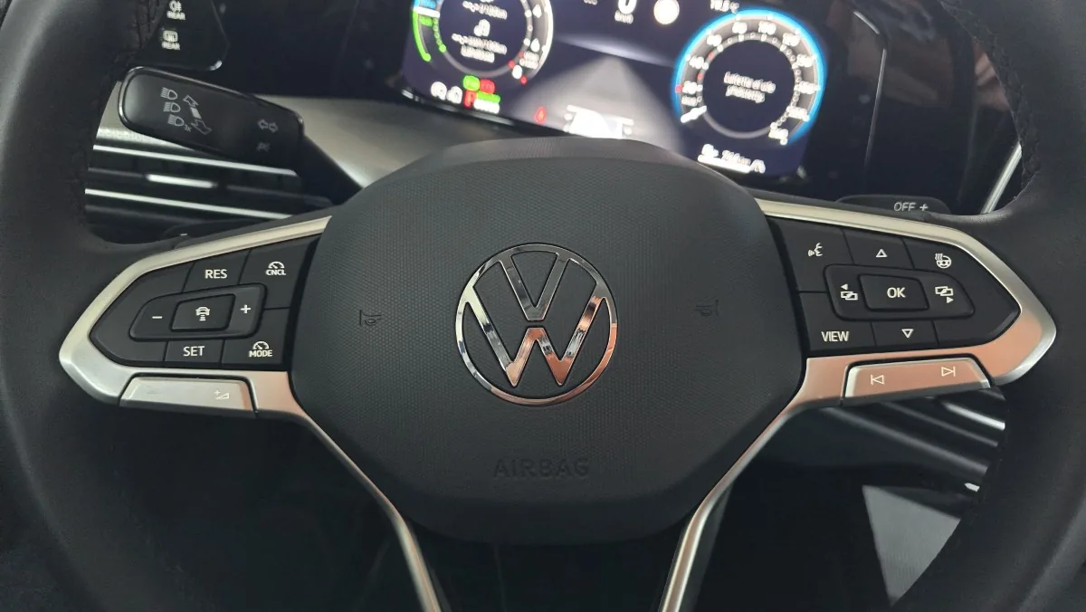 Volkswagen golf ehybrid 2025 steering wheel