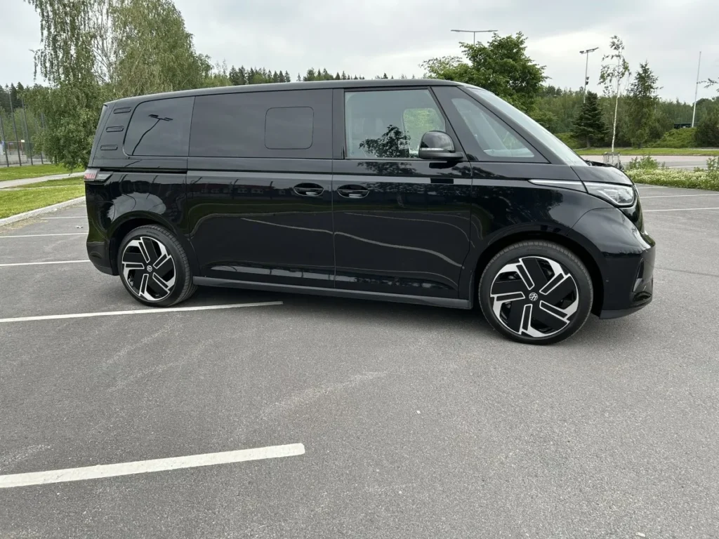 Volkswagen ID buzz 2025 from the side