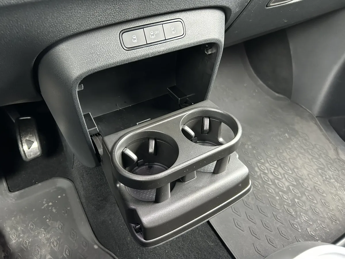 Volkswagen ID buzz 2025 ohjaamon mukiteline