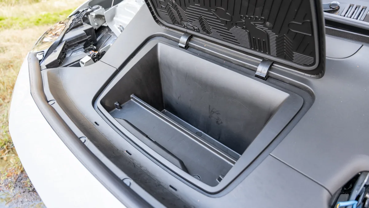 Volvo EX30 cross country frunk 2025